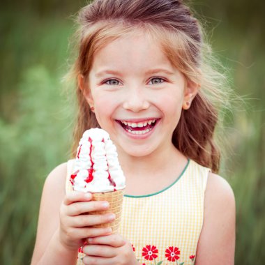 küçük kız dondurma yiyor