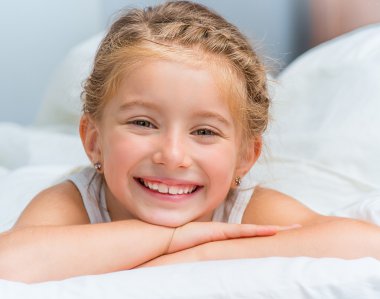 gülümseyen küçük kız uyandı 