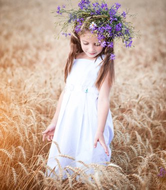 çelenk başında olan kız