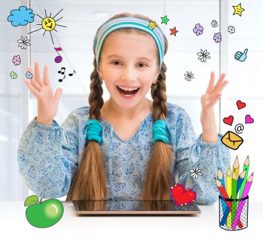 Küçük kız ve büyü tablet