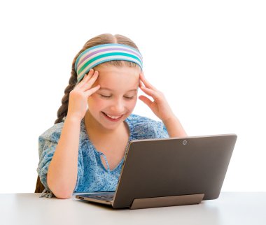 Küçük kız ve onu laptop