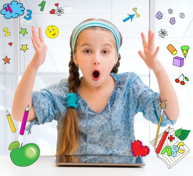 Küçük kız ve onun tablet