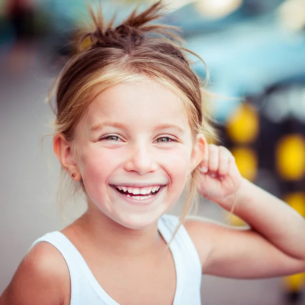 Mutlu sevimli küçük kız — Stok fotoğraf