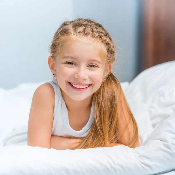 Lächelndes kleines Mädchen wachte auf — Stockfoto