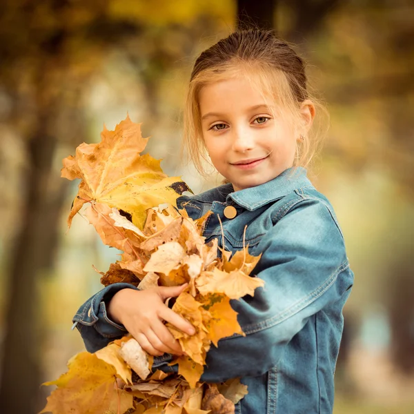 Retrato de otoño de niña —  Fotos de Stock