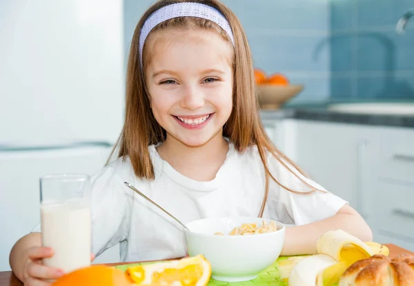 Kleines Mädchen isst ihr Frühstück — Stockfoto