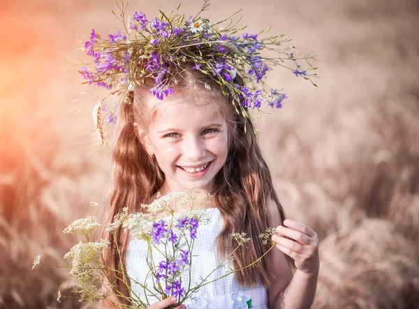 Dívka s věncem na hlavě — Stock fotografie