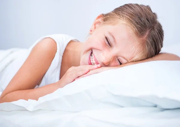 Dziewczynka uśmiechający się w łóżku — Zdjęcie stockowe