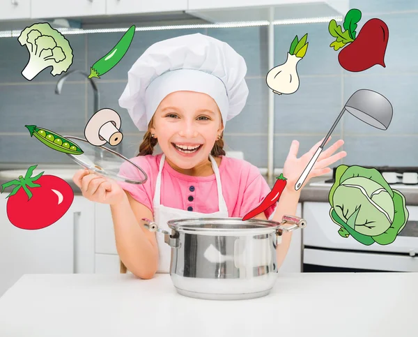 Kleines Mädchen bereitet vegetarische Suppe zu — Stockfoto