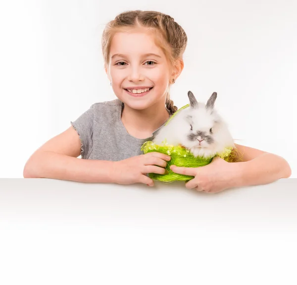 Petite fille avec un lapin — Photo