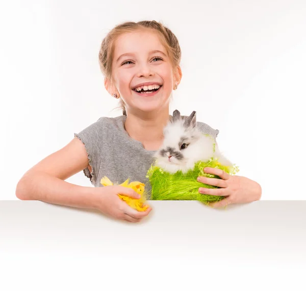 Petite fille avec un lapin — Photo