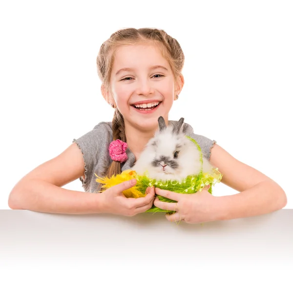 Petite fille avec un lapin — Photo