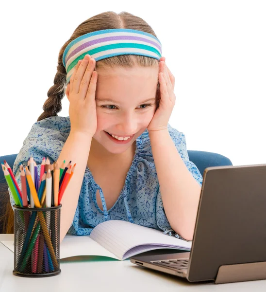 Küçük kız ve laptop.