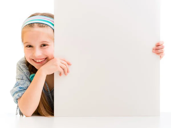 Sevimli küçük kız beyaz tahta holding — Stok fotoğraf