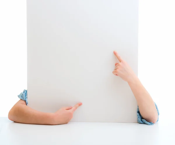 Mãos de menina segurando cartaz — Fotografia de Stock