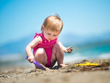 Kumda oynayan küçük şirin kız