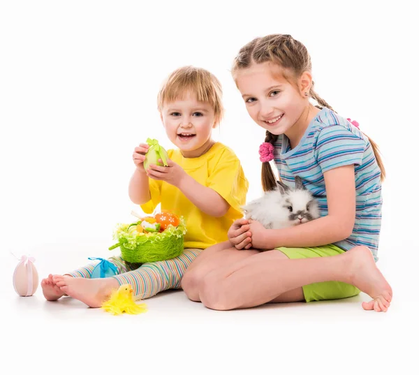 Glückliche kleine Schwestern mit ihrem Kaninchen — Stockfoto