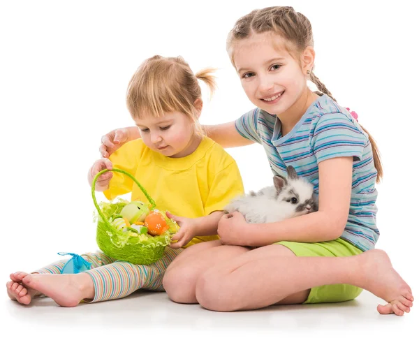 Glückliche kleine Schwestern mit ihrem Kaninchen — Stockfoto