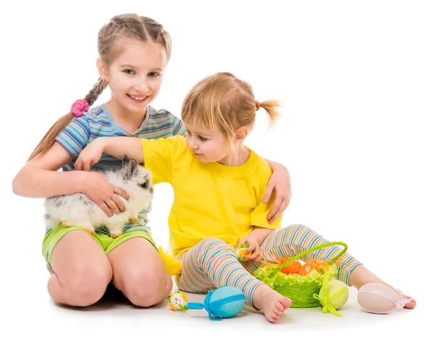 Glückliche kleine Schwestern mit ihrem Kaninchen — Stockfoto