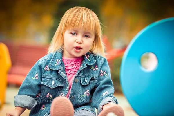 Küçük kız parkta oynarken — Stok fotoğraf