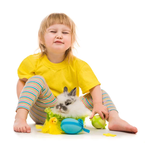 Petite fille avec un lapin — Photo