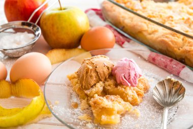 Ev yapımı elmalı turta.