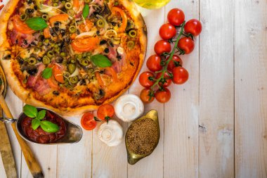 Jambonlu ve zeytinli pizza.