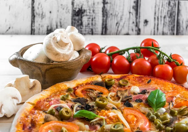 Pizza met ham en olijven — Stockfoto