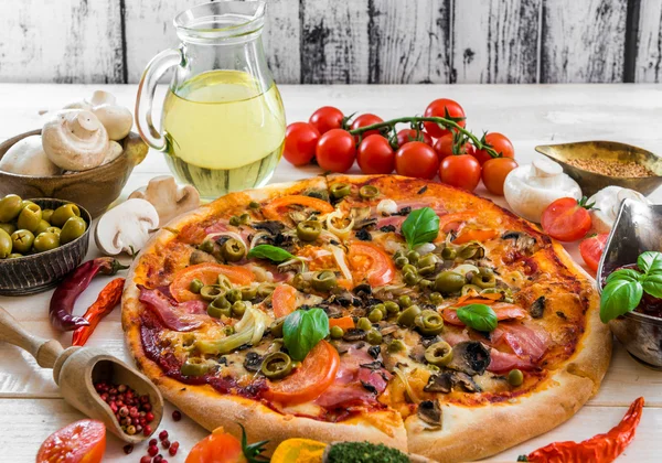 Pizza met ham en olijven — Stockfoto