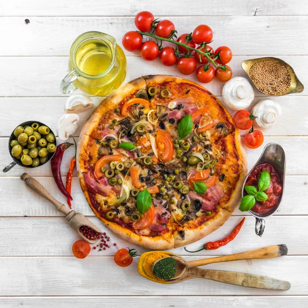 Pizza with ham and olives — Stock Photo, Image