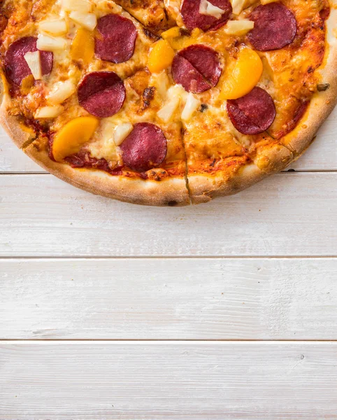 Exotische pizza met ananas en peach — Stockfoto