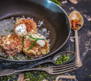 Evde pişmiş köfte