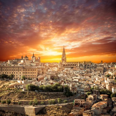 Toledo günbatımı üzerinde. ortaçağdan kalma şehir