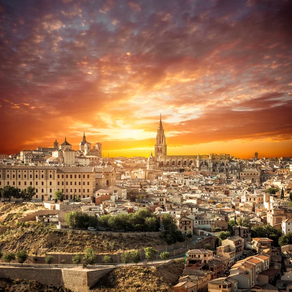 Toledo over zonsondergang. middeleeuwse stad — Stockfoto