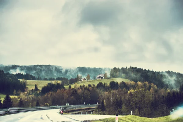 Straße durch den gebirgigen Teil Österreichs — Stockfoto