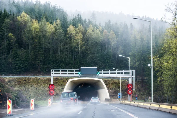 Schöne moderne Straße mit Tunneln, die durch den bergigen Teil Österreichs führen — Stockfoto