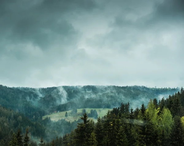 Prachtig uitzicht op de bergen en de hemel in Oostenrijk — Stockfoto