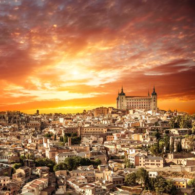Toledo günbatımı üzerinde. ortaçağdan kalma şehir
