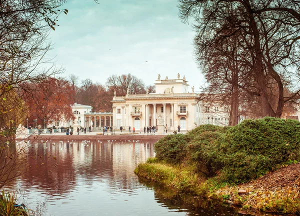 Palacio Real sobre el Agua en el Parque Lazienki — Foto de Stock