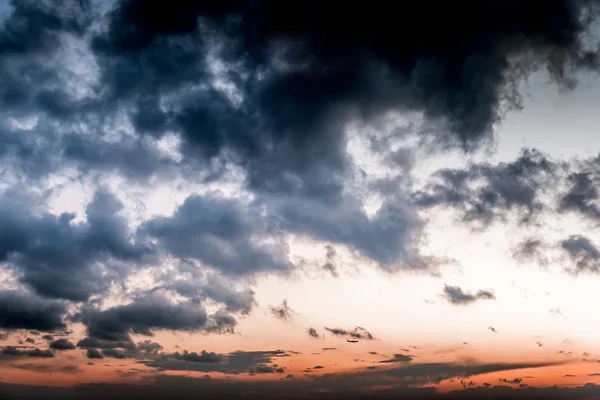 Feuriger Himmel bei Sonnenuntergang — Stockfoto