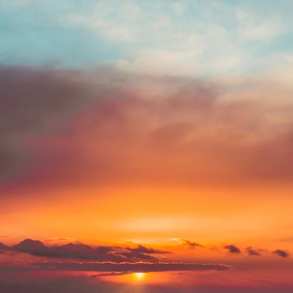 Vurige zonsondergang hemel — Stockfoto