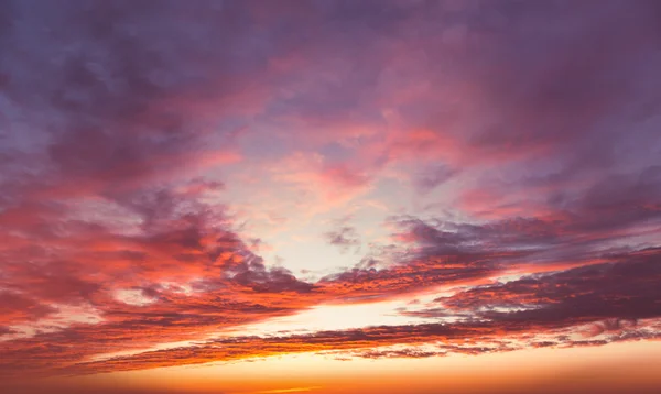 Schöne Wolken bei Sonnenuntergang — Stockfoto