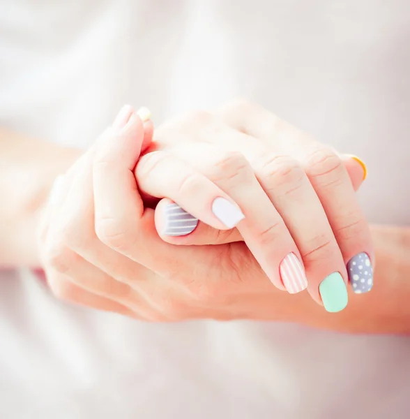 Schöne Frauenhand — Stockfoto