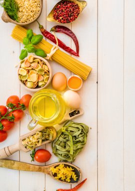 baharat ve pişmemiş makarna