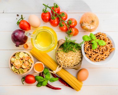 baharat ve pişmemiş makarna