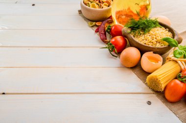 baharat ve pişmemiş makarna