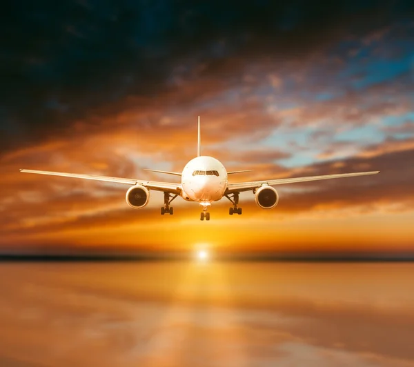 Plane lands on runway — Stock Photo, Image