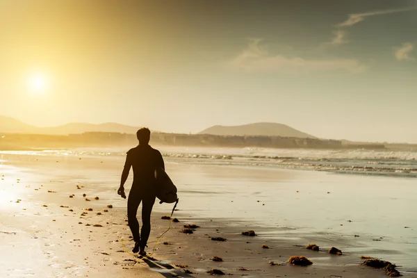 Surfista na praia oceânica — Fotografia de Stock