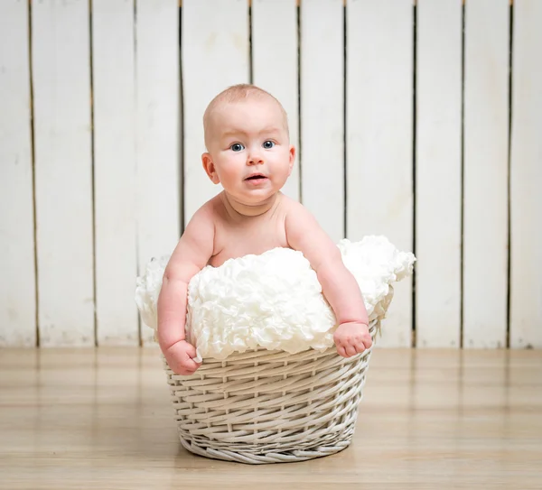 Baby in wicker basket — Stock Photo, Image