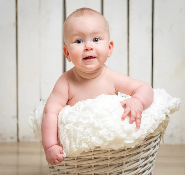 Bebê em cesta de vime — Fotografia de Stock